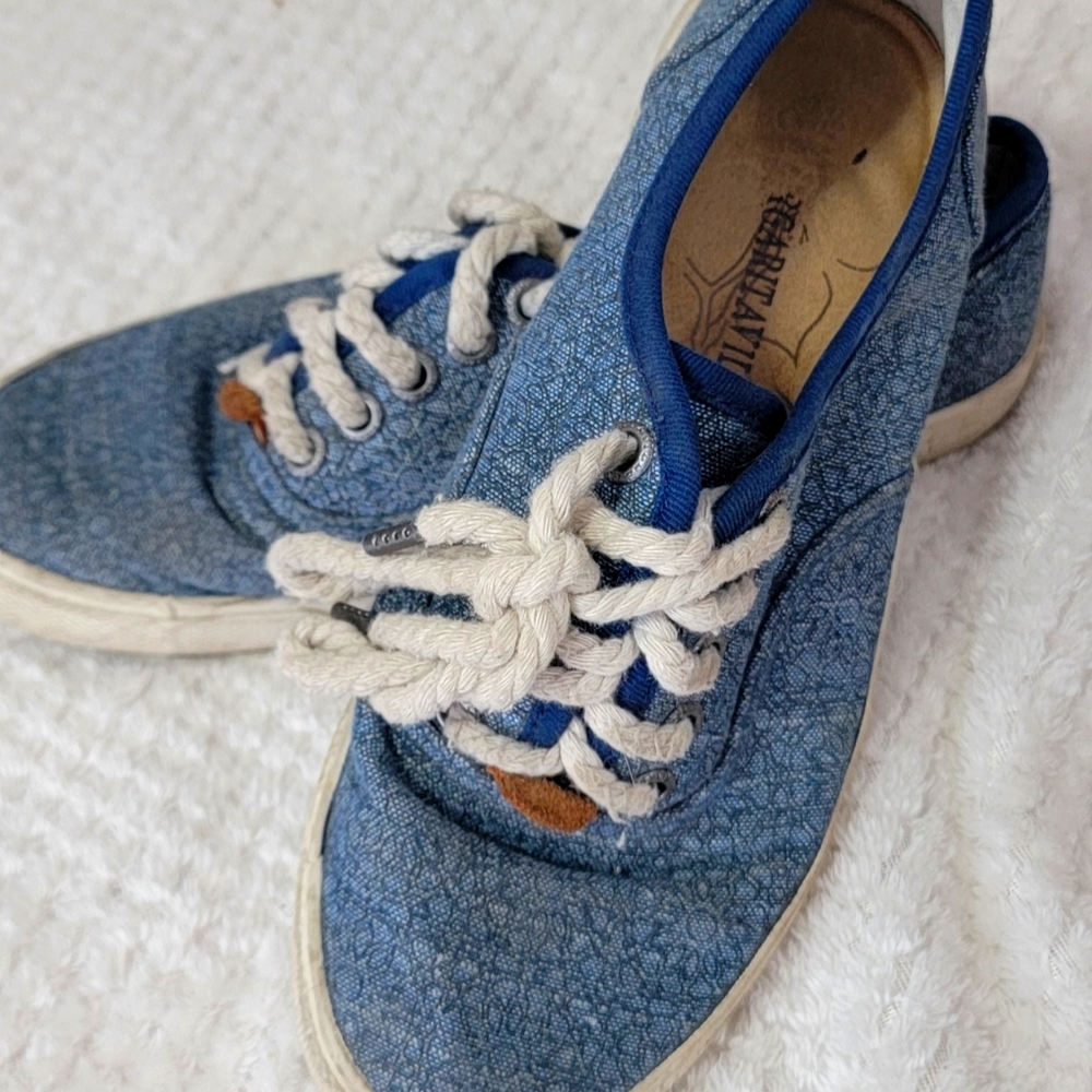 Blue flat shoes